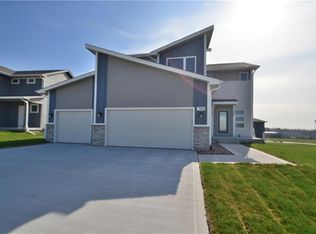 985 8th St, Waukee, IA 50263