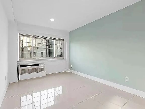 3rd image of 207 W 115th St APT 24