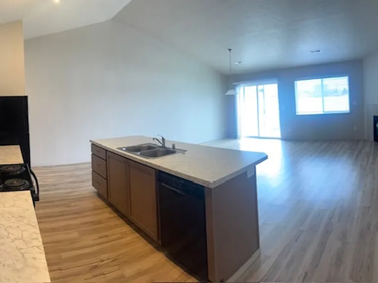510-512 S Moen St — Photo 5