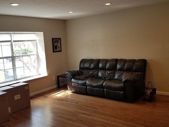 4th image of 409 Rose Ct