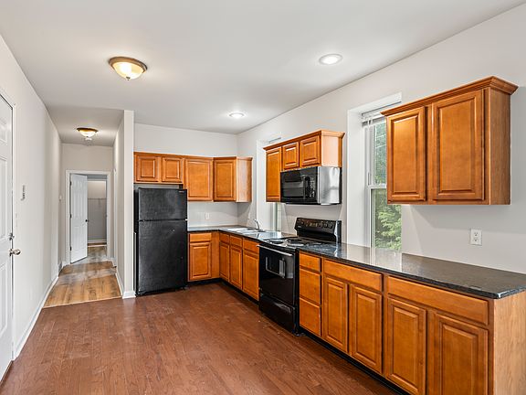 2nd image of 70 Morris St APT 1W