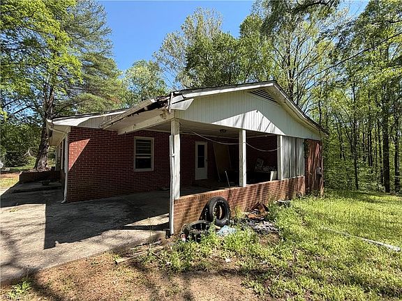 3rd image of 1519 Pipers Gap Rd
