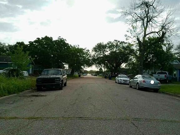 Exterior Neighborhood (street photo)