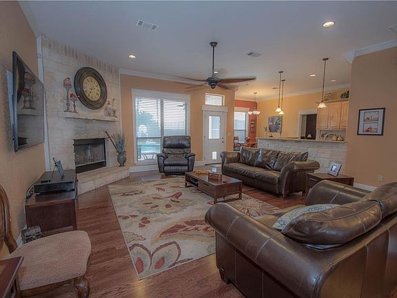 4th image of 1500 Lakeview Ct