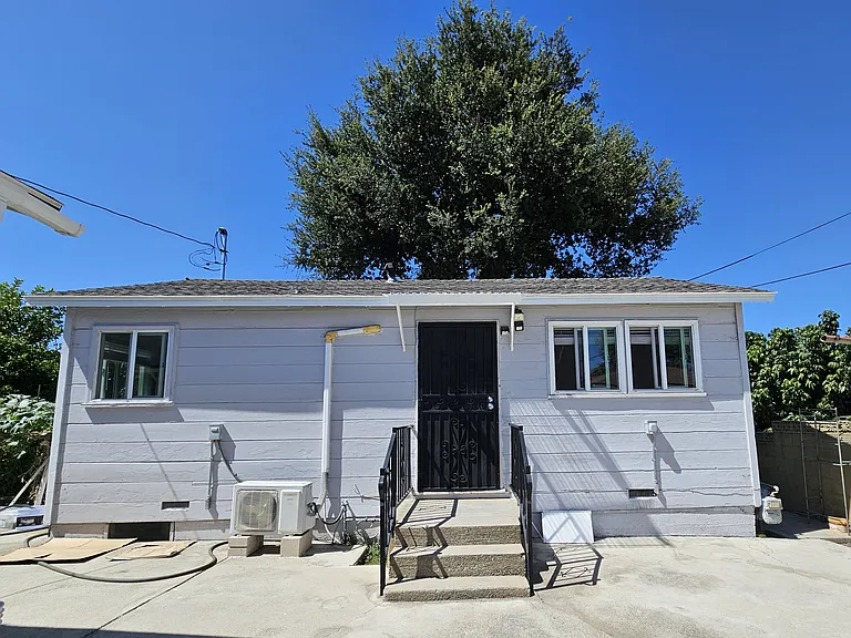 923 1/2 E Hershey Ave — Photo 12