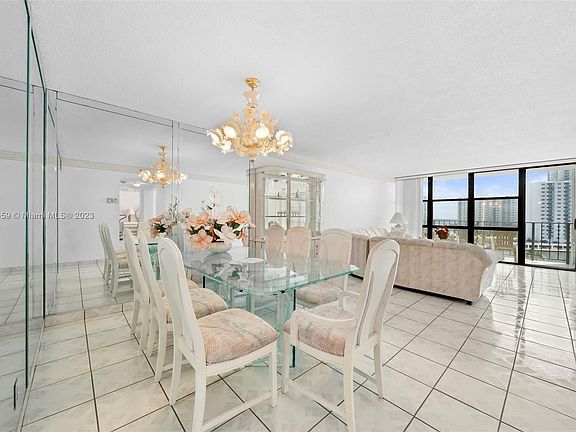 2nd image of 1000 Parkview Dr APT 828