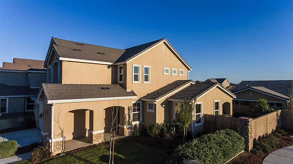 3 bed, 2.5 bath, 1833 sqft, $2,500 — Photo 4