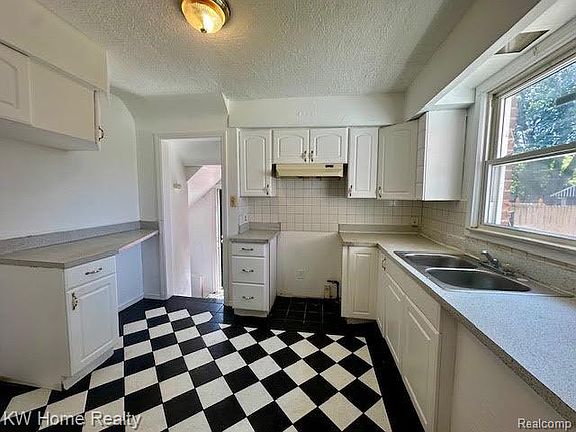 4th image of 18477 Lindsay St