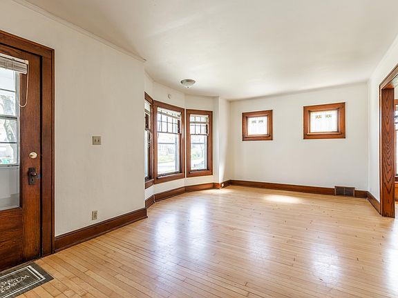 2nd image of 1909 E Menlo Blvd #11