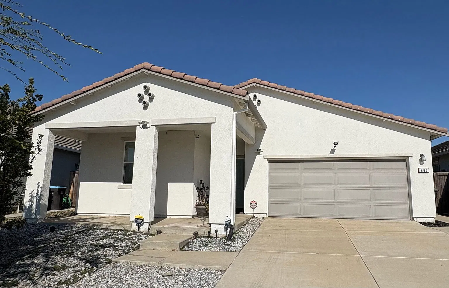 Charming 3 Bedroom Home in Lathrop! — Photo 1