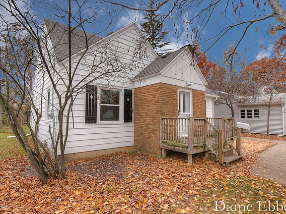3rd image of 1512 Leonard St NE