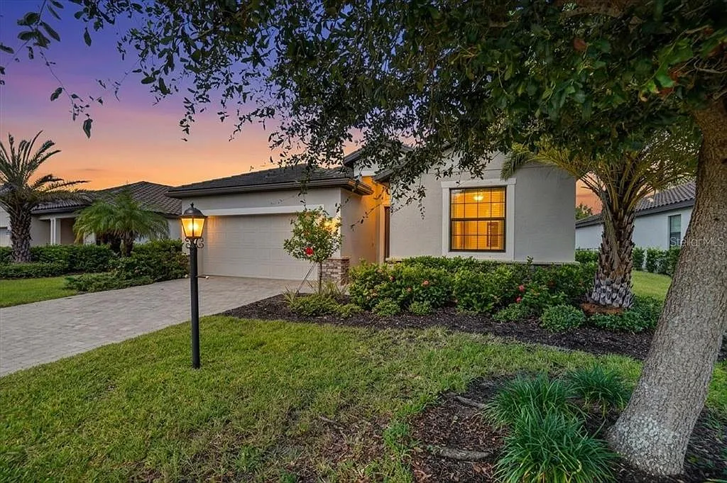 4 bed, 3.0 bath, 2032 sqft, $3,200 — Photo 2