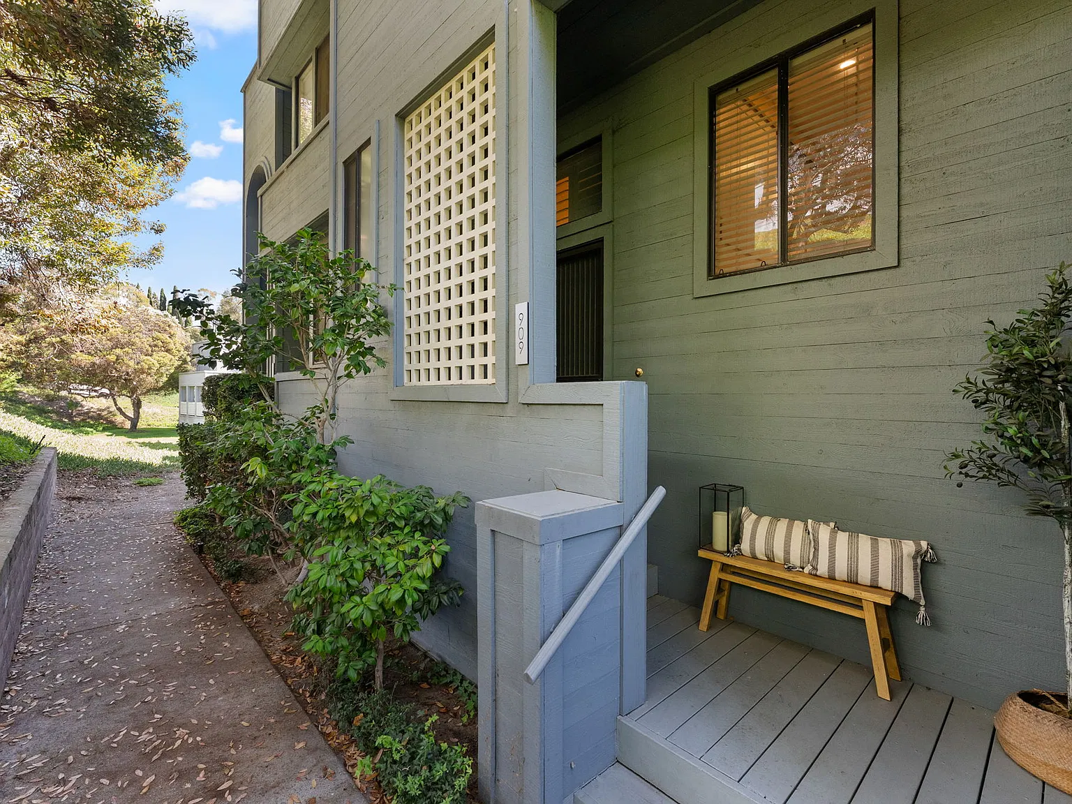 2 bed, 1.5 bath, 1208 sqft, $5,600 — Photo 1