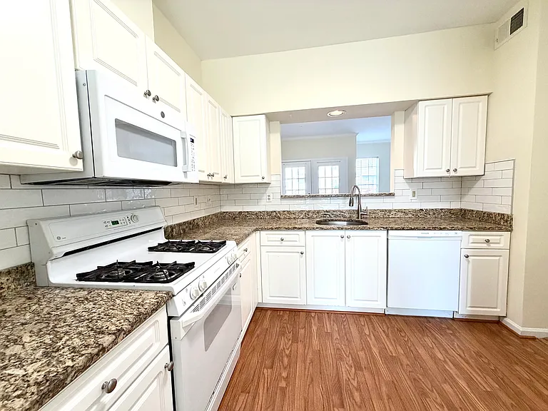 2543 Selkirk Ct — Photo 4