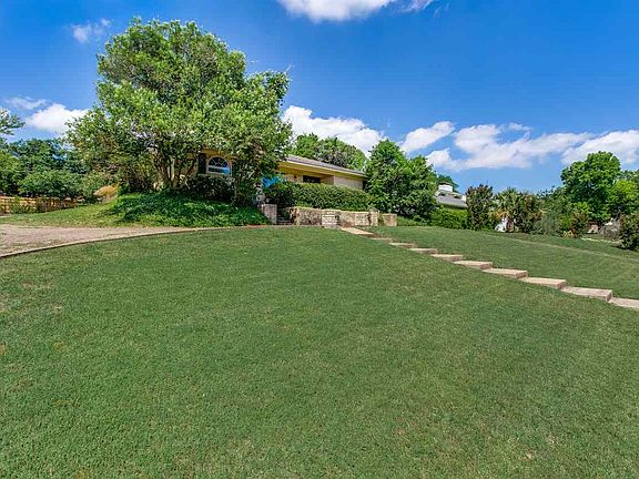 3rd image of 720 Clarence Dr
