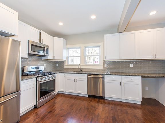 4th image of 38 Leslie St