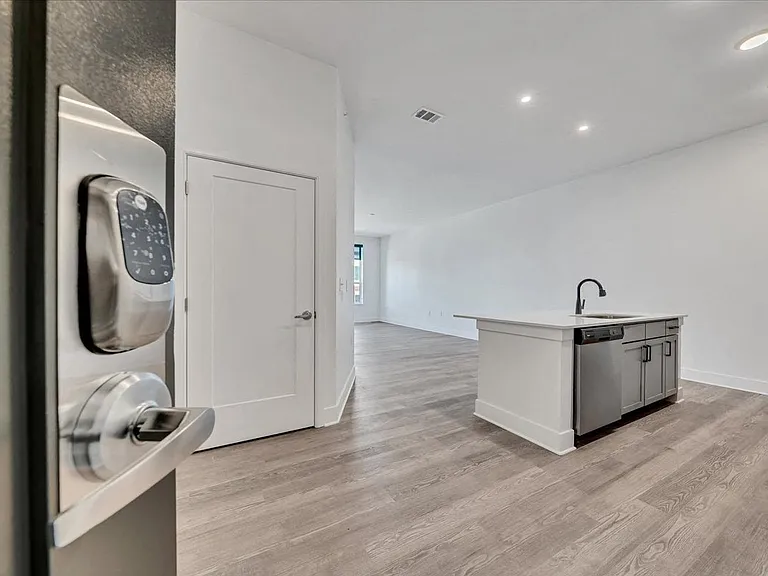 Luxe 360 on Centerpointe — Photo 20