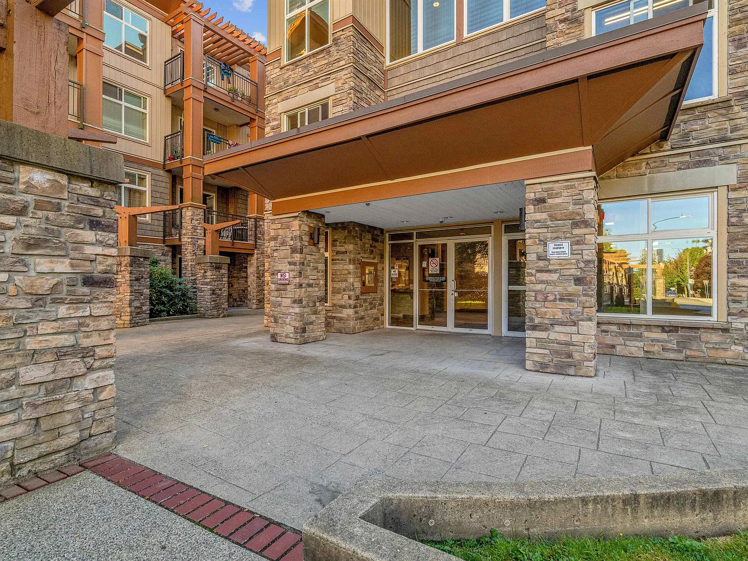 2 bed, 917 sqft, $2,400 — Photo 1