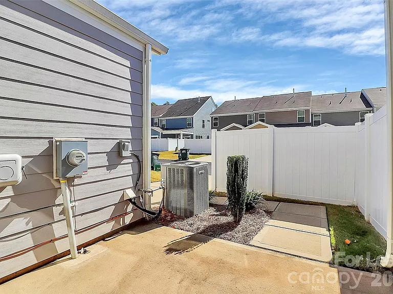 2126 Blewett Dr — Photo 32
