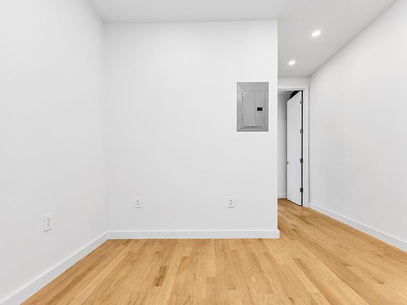3rd image of 109 Eldridge St APT 14
