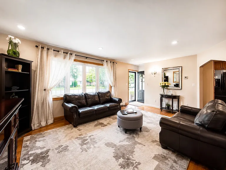 321 Maplewood Dr — Photo 4