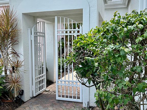 5th image of 152 Coral Cay Dr
