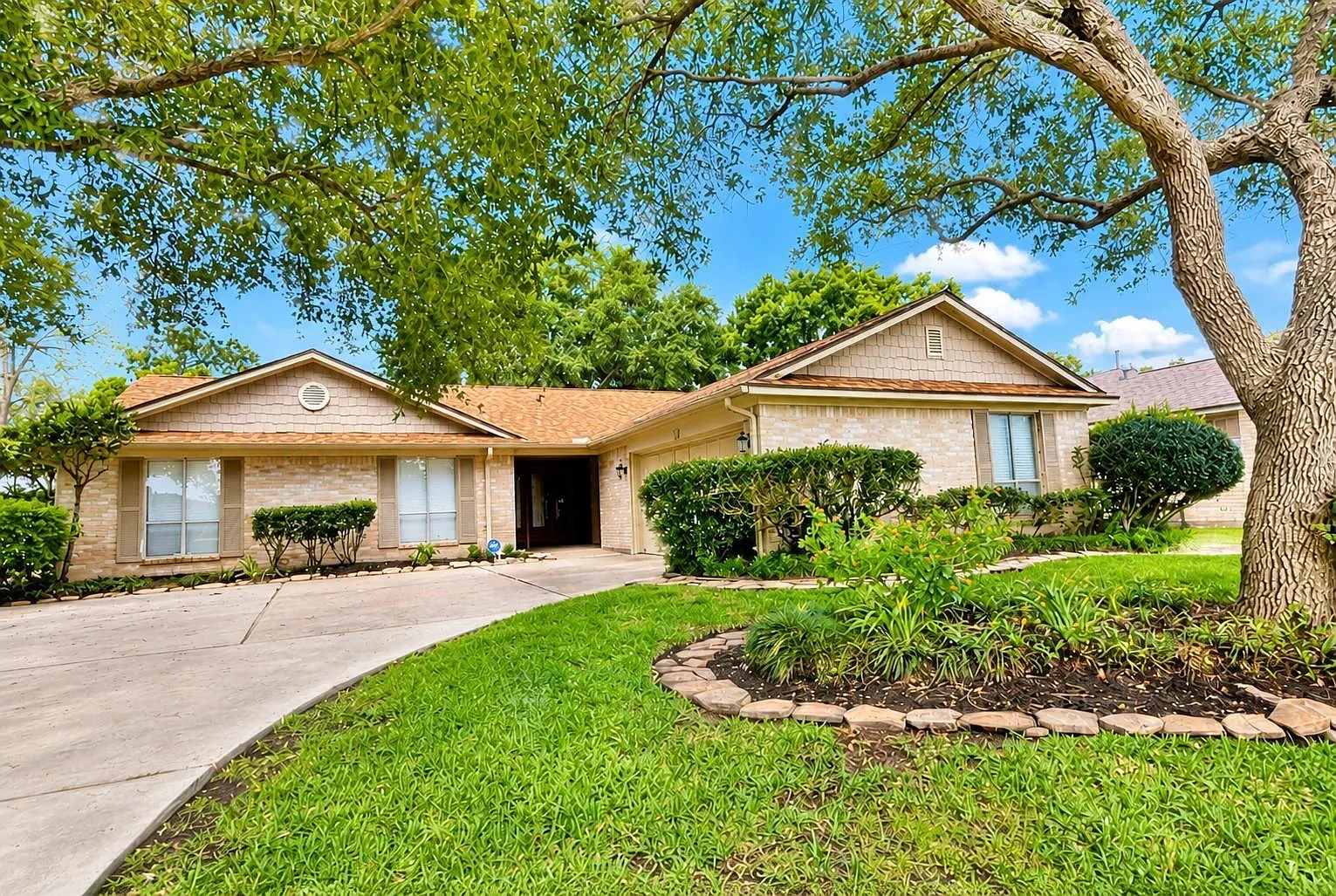 4 bed, 2.0 bath, 2124 sqft, $2,600 — Photo 3