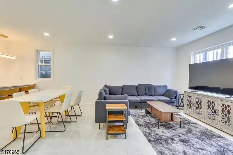 3 bed, 2.0 bath, $5,500 — Photo 1