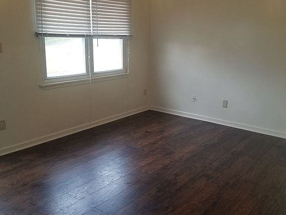 3rd image of 211 Foxwood Dr
