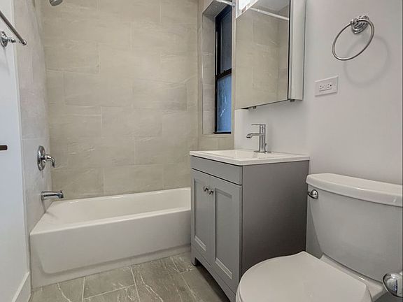 3rd image of 4521 N Greenview Ave #2