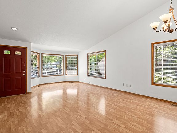 4th image of 725 SE 33rd St