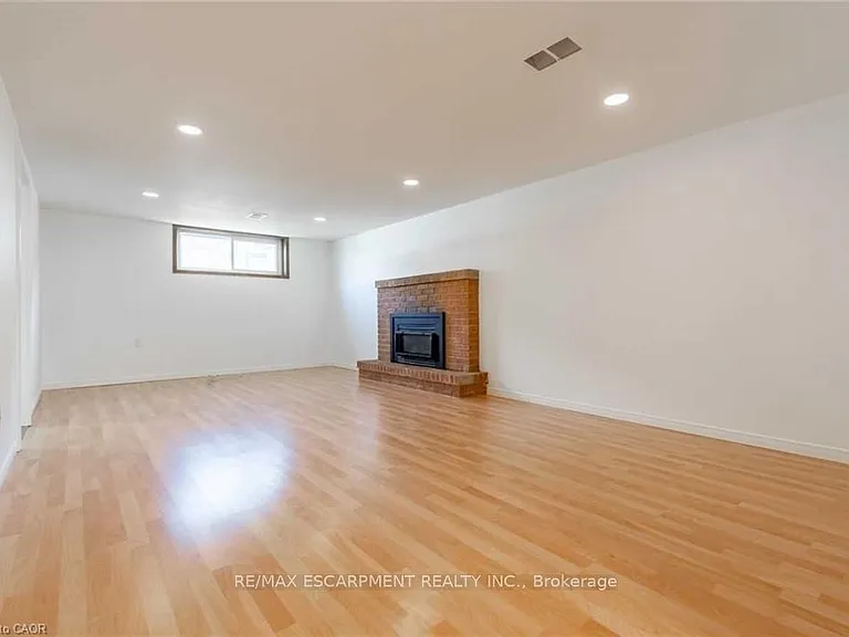 134 Marcella Cres #B — Photo 9