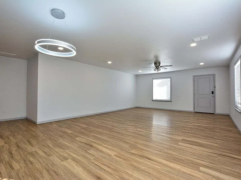 1207 N Essex Ave — Photo 3