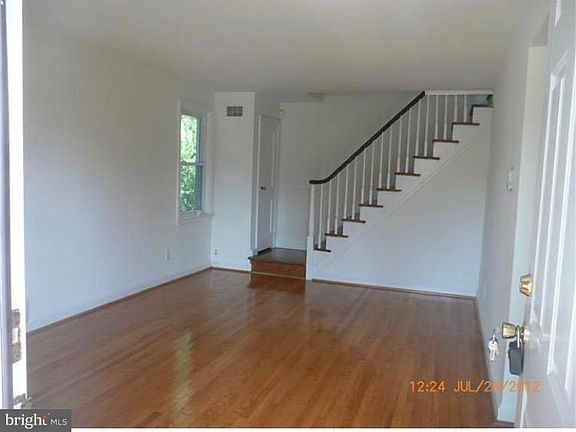 3rd image of 7 W Salisbury Dr