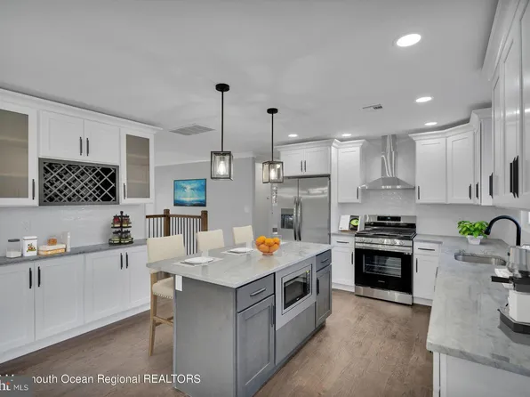 333 Colts Neck Rd, Farmingdale, NJ 07727