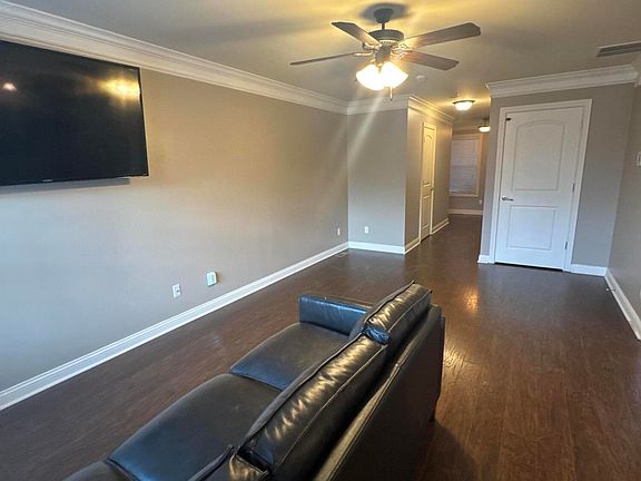 4th image of 8907 Riley Ave