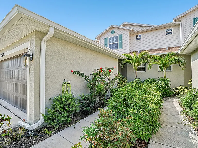 5282 Neil Dr — Photo 1