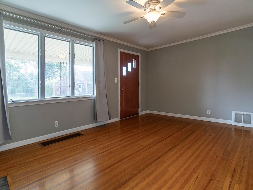 Living Room with fireplace (non-working)