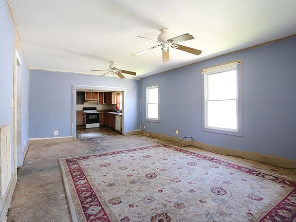 3rd image of 323 Doyle St