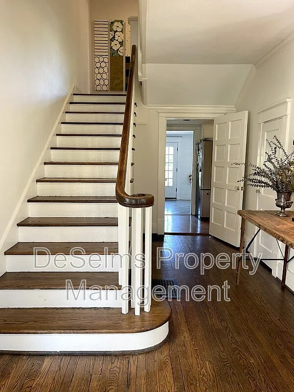 3 bed, 2.5 bath, 2800 sqft, $6,800 — Photo 2