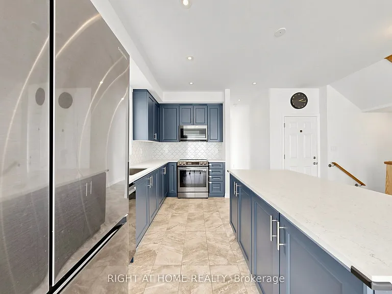 2046 Cameron Lott Cres — Photo 12