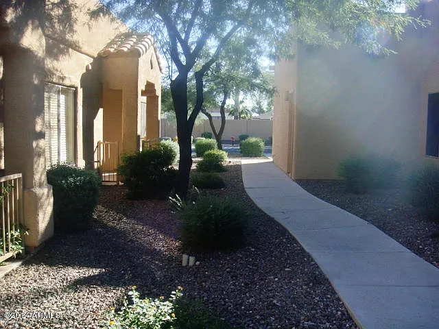 3 bed, 2.0 bath, 1193 sqft, $2,100 — Photo 2