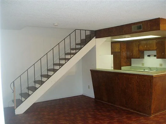 811 Cathedral Ct — Photo 9