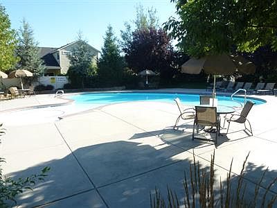 4th image of 940 W Crater Lake Ct