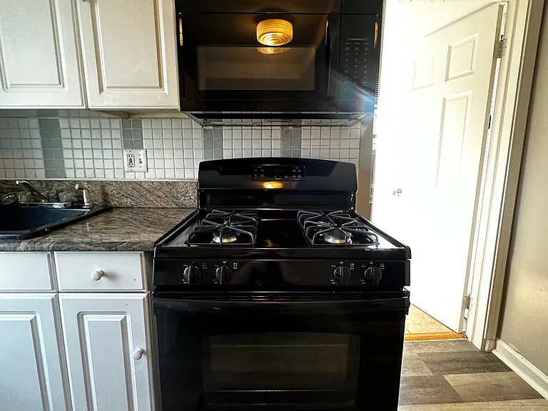 1131 W Cross St #3 — Photo 2