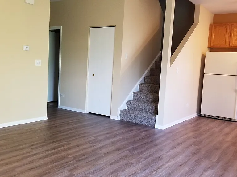 1126 Clover Dr — Photo 4