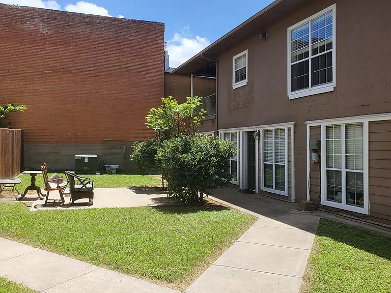 303 W Hickory St — Photo 3