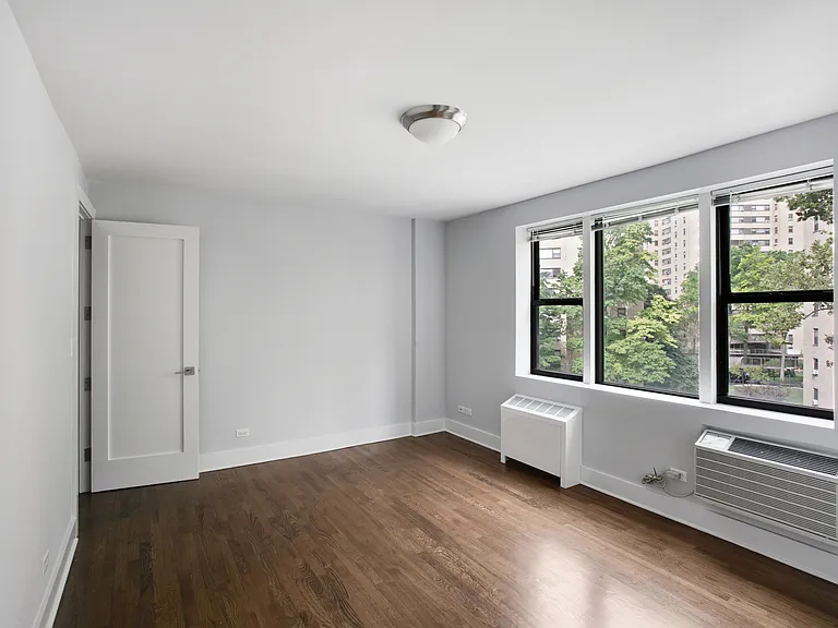 2400 Webb Ave #7K — Photo 6