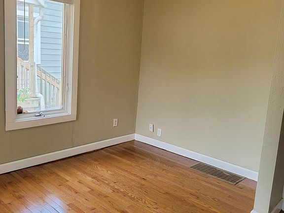 5th image of 1045 24th Ave SE