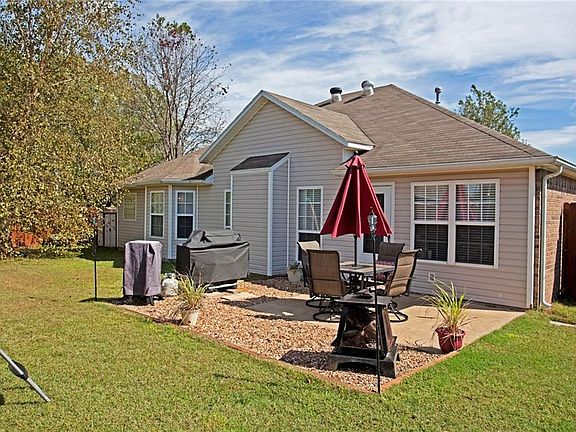 4th image of 810 SW Ouachita Dr